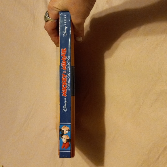 Disney's Mickey & Minnie 18 Storybook Collection Sustainable Forestry Initiative - Picture 3 of 7